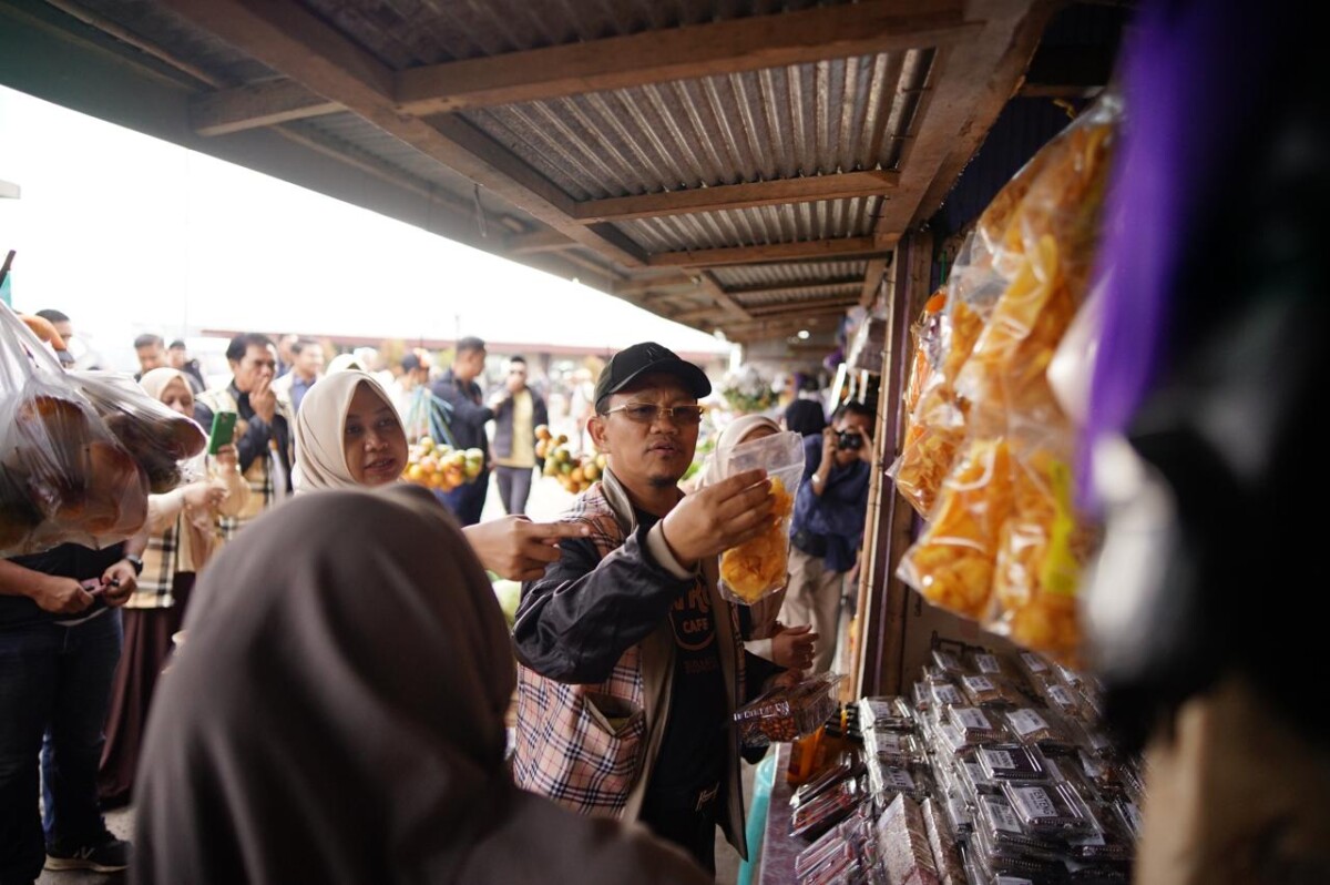IST
SERAP ASPIRASI--Calon bupati Gowa Amir Uskara serap asprasi dipasar Tinggimoncong 
