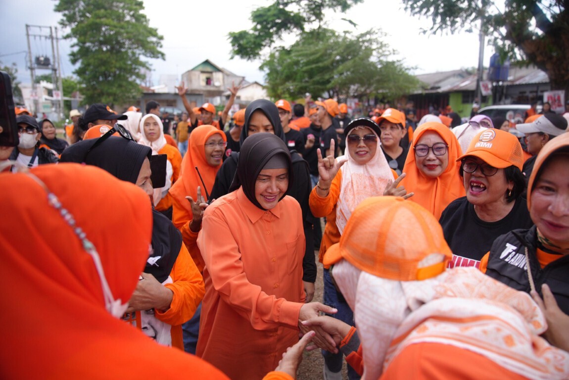 IST
SAMBUT KEDATANGAN--Ratusan warga Kelurahan Daya, Kecamatan Biringkanaya, dengan penuh semangat menyambut kedatangan calon wali kota Makassar, Indira Yusuf Ismail, Minggu (20/10)
