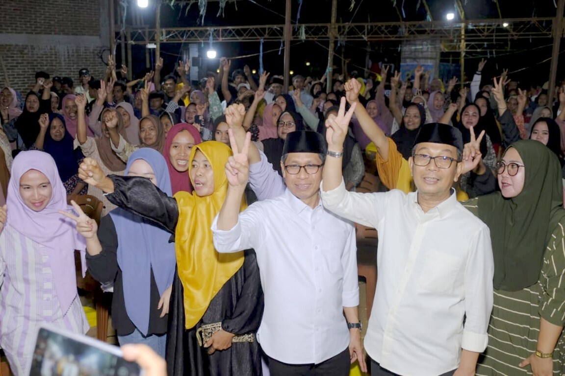 IST
KAMPANYE DIALOGIS--Pasangan calon bupati dan wakil bupati Soppeng Suwardi Haseng-Selle KS Dalle menghadiri kampanye dialogis di Kelurahan Lalabatarilau, Kecamatan Lalabata, Minggu (20/10) malam, sementara Paslon Andi Mapparemma-Dr Hj Andi Adawiah berislaturahmi di Desa Laringgi (kiri) 
