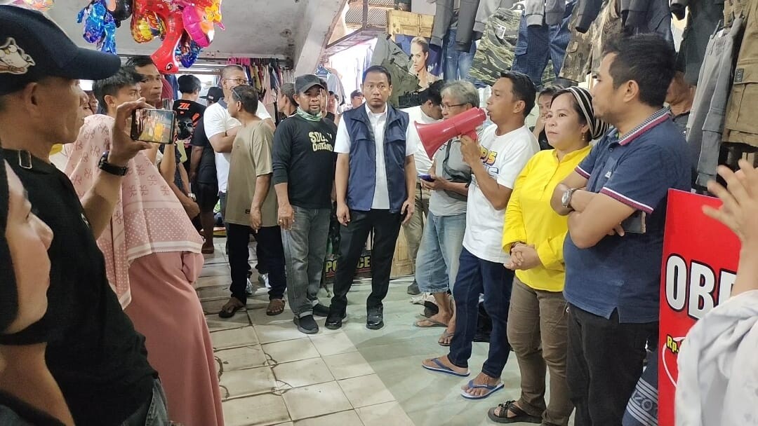 IST
DISAMBUT PEDAGANG--Calon bupati Sidrap Syaharuddin Alrif bersama tim pemenangan Sarkana'ah di sambut meriah para pedagang hingga pengunjung pasar ketika berkunjung ke pasar sentral Pangkajene
