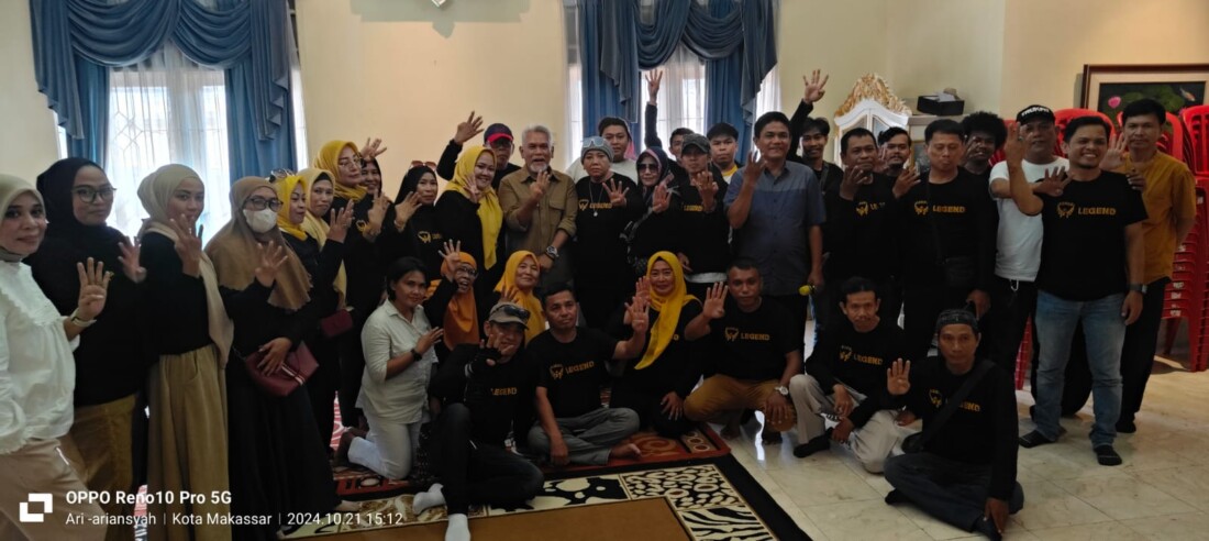 IST
NYATAKAN DUKUNGAN--Calon wali kota Makassar Amri Arsyid bersama komunitas Legend Askod yang telah menyatakan dukungan untuk pasangan calon wali kota dan wakil wali kota Makassar nomor urut empat, Amri Arsyid-Abdul Rahman Bando 