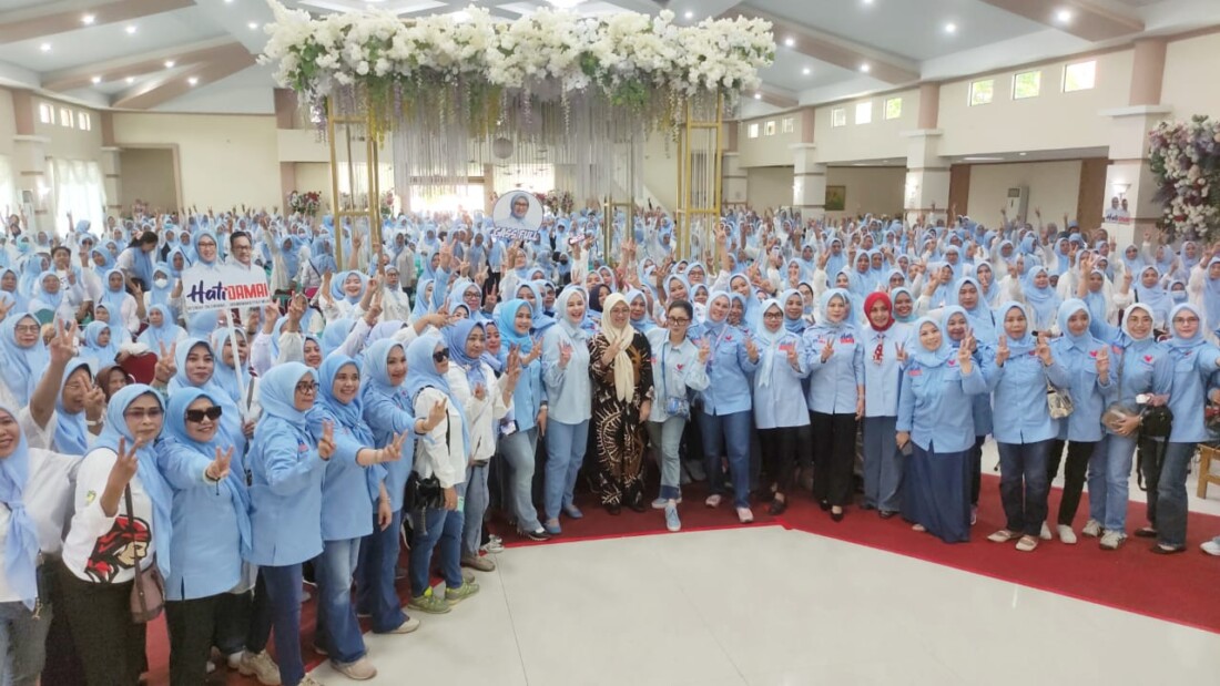 BKM/SAR
TEMU AKBAR--Calon bupati Gowa Husniah Talenrang diapit Priska Paramita dan Fenny Frans serta Ida Fauzia Ansar saat temu akbar seribuan perempuan hebat, sementara Paslon Aurama' menggelar kampanye tatap muka di Desa Bilanrengi, Kecamatan Parigi (kiri) 
