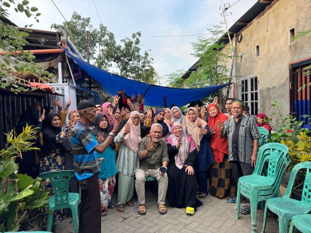 IST
MENYAPA WARGA--Calon wali kota Makassar Amri Arsyid menyapa warga di Kelurahan Sudiang Raya, Kecamatan Biringkanaya, Selasa (22/10)
