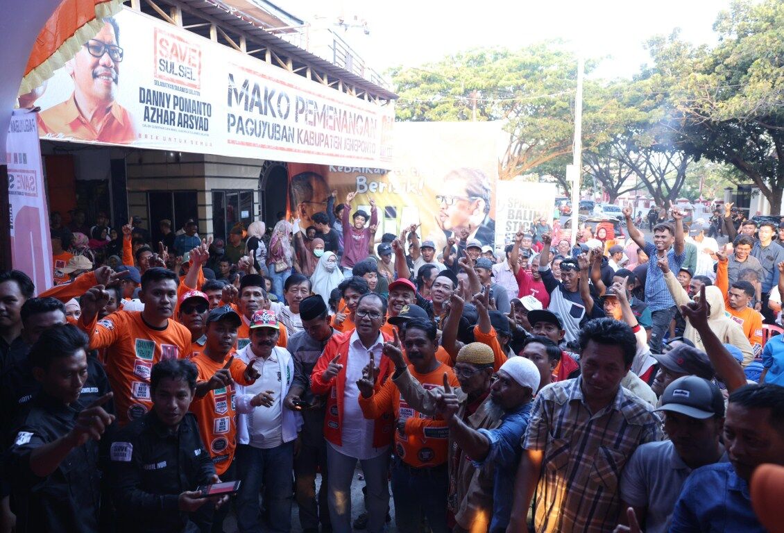 IST
DI JENEPONTO-Cagub nomor urut satu Moh Ramdhan Pomanto meresmikan posko pemenangannya di Jeneponto dalam rangkaian kampanyenya di daerah ini. Beritanya di halaman 7. 
