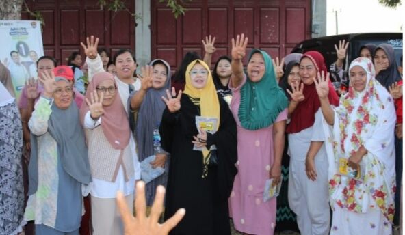 IST
DISAMBUT EMAK-EMAK--Calon wali kota Parepare Erna Rasyid mendapat sambutan dari emak-emak ketika blusukan di Kelurahan Lompoe, Kecamatan Bacukiki, sementara Tasming Hamid kampanye dialogis di Jalan Petta Unga Tanggul Cempae, Kecamatan Soreang (kanan) 
