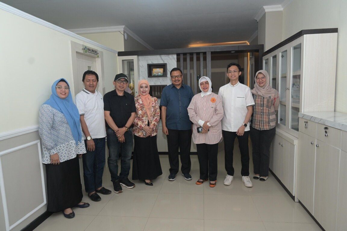 IST
SILATURAHMI--Pasangan calon wali kota dan wakil wali kota Makassar, Indira Yusuf Ismail-Ilham Ari Fauzi, bersilaturahmi dengan Ketua Umum Dewan Pengurus Pusat Kerukunan Keluarga Turatea, Dr H Alimuddin, Selasa (22/10)