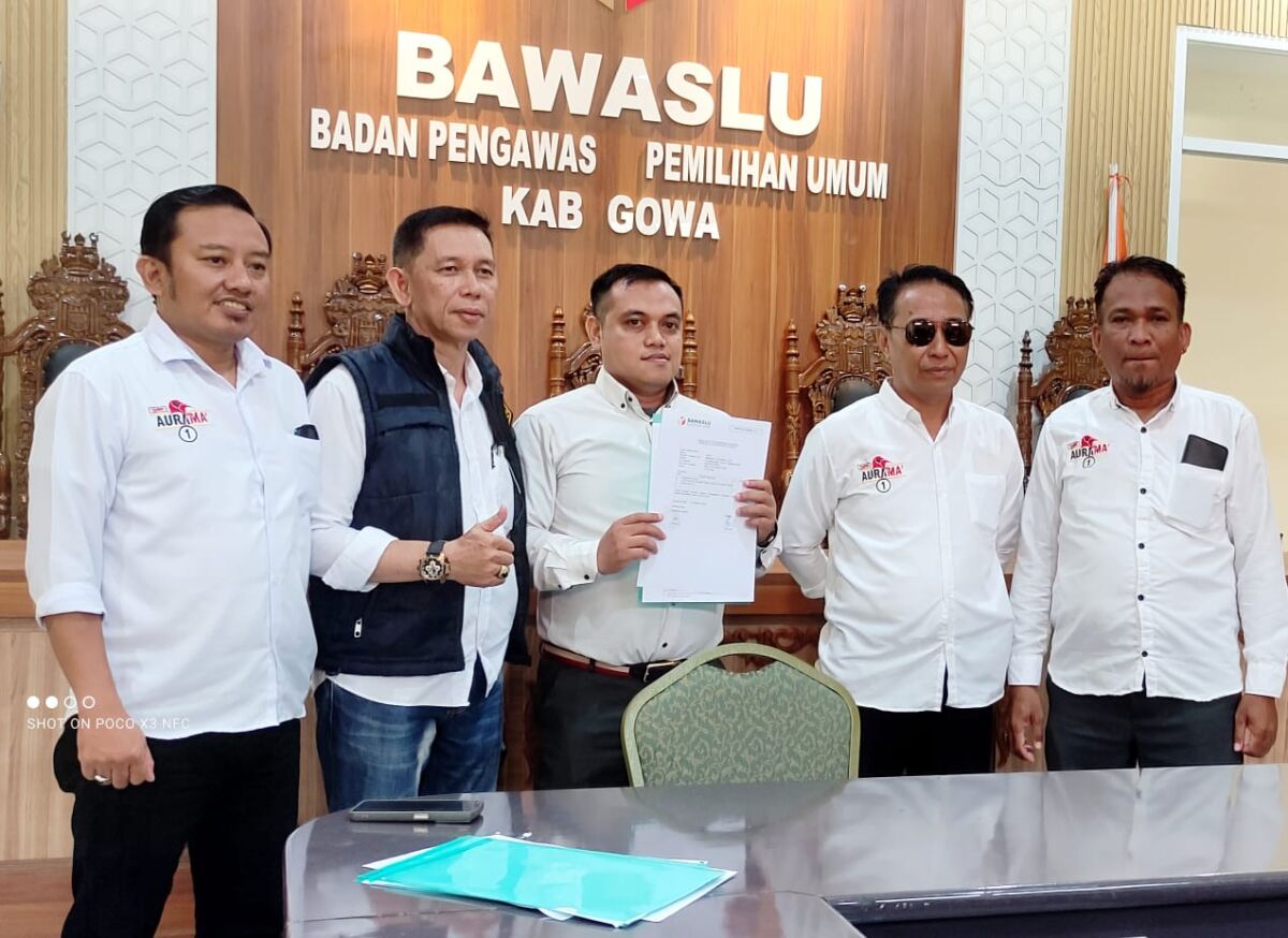 IST
KEMBALI LAPORKAN--Tim advokasi Paslon Aurama' kembali melaporkan dua oknum ASN ke Bawaslu Kabupaten Gowa, Rabu (23/10). 
