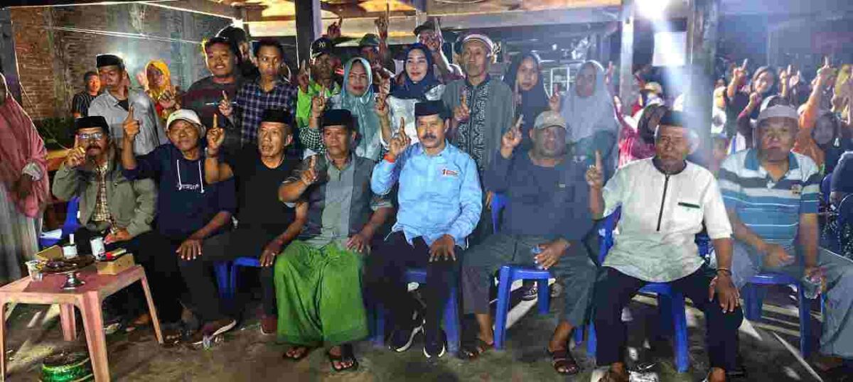 
IST 
KAMPANYE DIALOGIS--Pasangan calon bupati dan wakil bupati Soppeng, Andi Mapparemma-Dr. Hj. Andi Adawiah menggelar kampanye dialogis di Kecamatan Marioriawa 
