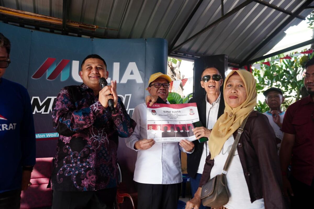 IST
SIMULASI--Calon wali kota Makassar Munafri Arifuddin bersama warga pada kegiatan simulasi pencoblosan kertas suara 

