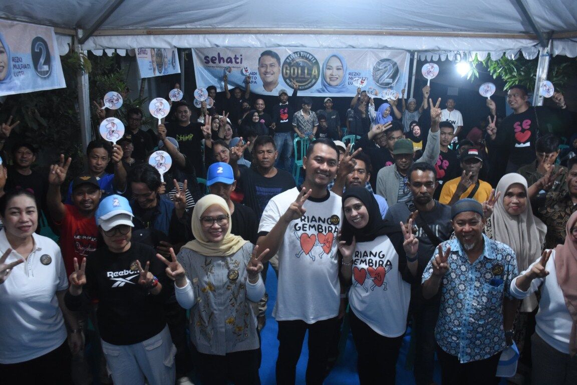 IST
TERIMA DUKUNGAN--Pasangan calon wali kota dan wakil wali kota Makassar nomor urut dua, Andi Seto Asapa-Rezki Multiati Lutfi menerima dukungan dari relawan Golla di Jalan Pelita 3 Utara, Kelurahan Masale, Kecamatan Panakkukang, Kamis (24/10) malam.
