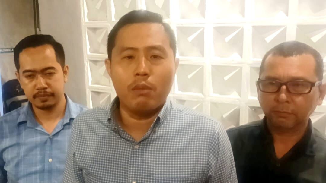 IST
BERSAMA ANGGOTA--Ketua Tim Hukum dan Advokasi Paslon Hati Damai Khaeril Jalil bersama dua anggota tim hukum lainnya 
