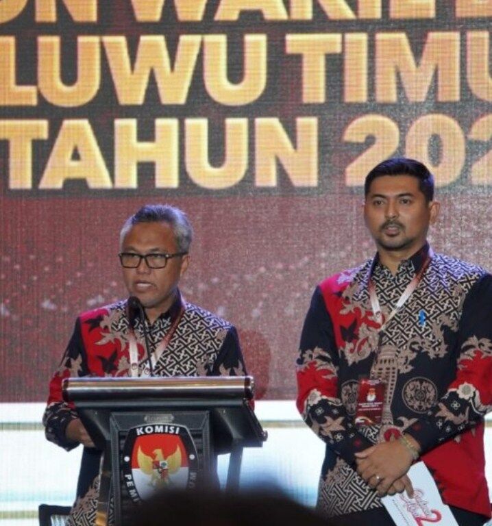 IST
PAPARKAN VISI MISI--Pasangan calon bupati dan wakil bupati Lutim Budiman-Akbar memaparkan visi misinya pada debat perdana di Hotel Dalton Makassar, Sabtu (26/10) malam
