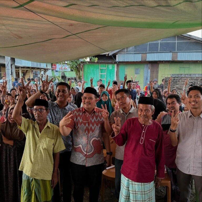 IST
RAIH DUKUNGAN--Calon wakil bupati Maros Muetazim Mansyur, menggelar kampanye guna meraih dukungan masyarakat di Kecamatan Mandai, Sabtu (26/10)
