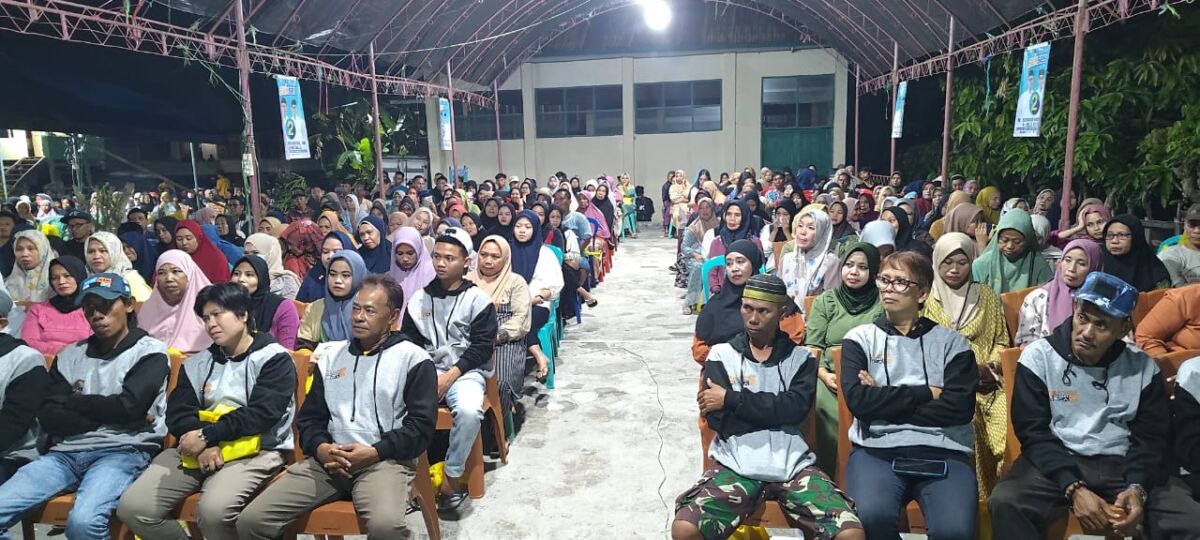 IST
BERIKAN DUKUNGAN--Para warga Dusun Lawara, Desa Rompegading, Kecamatan Liliriaja, hadir dan memberikan dukungan kepada calon bupati Soppeng Suwardi Haseng,  Sabtu (26/10) malam.