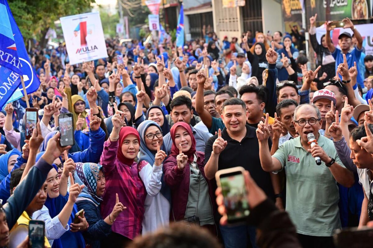 IST
BERTEMU WARGA--Politisi Golkar Munafri Arifuddin dan politisi Demokrat Aliyah Mustika Ilham bertemu dengan seratusan warga yang dimediasi oleh Ilham Arief Sirajuddin 