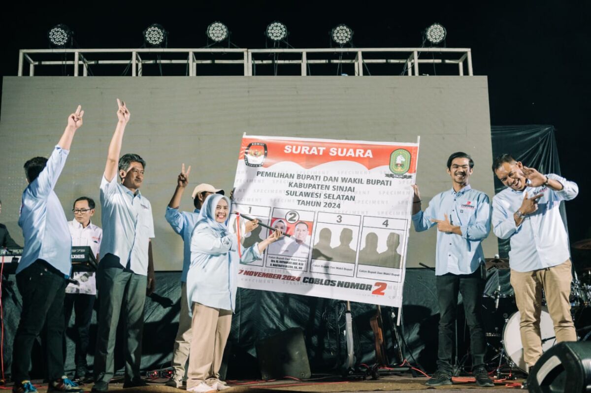 IST
KAMPANYE DIALOGIS--Pasangan calon bupati dan wakil bupati Sinjai, Hj. Ratnawati Arif-Andi Mahyanto Mazda menggelar kampanye dialogis, Minggu (27/10) malam. 
