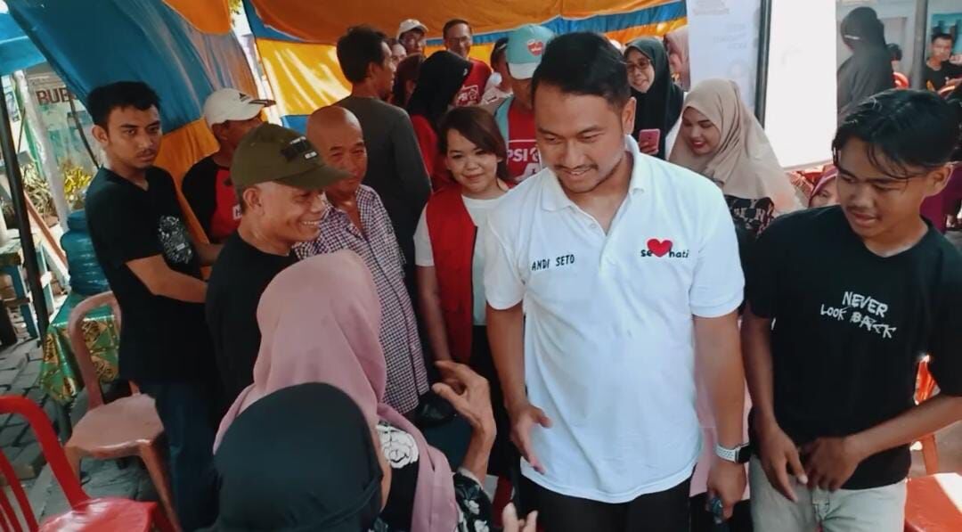 IST
MENYAMBUT--Politisi PSI Sulawesi selatan Marsyelina Princes Ching menyambut calon wali kota Makassar Andi Seto Gadhista Asapah ketika menghadiri sosialisasi di wilayah Kelurahan Malimongan, Kecamatan Wajo, Kota Makassar, Minggu (27/10) pagi
