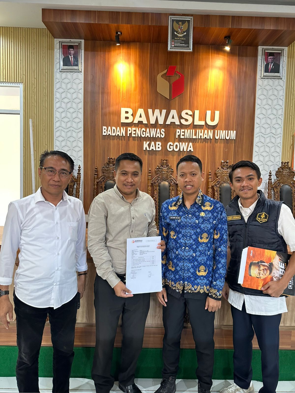 IST
MELAPORKAN--TIM Adokasi dan Hukum Paslon bupati dan wakil bupati Gowa Amir Uskara-Irmawati Haeruddin melaporkan Paslon nomor urut dua, Husniah Talenrang-Darmawangsyah Muin terkait dugan politik uang
