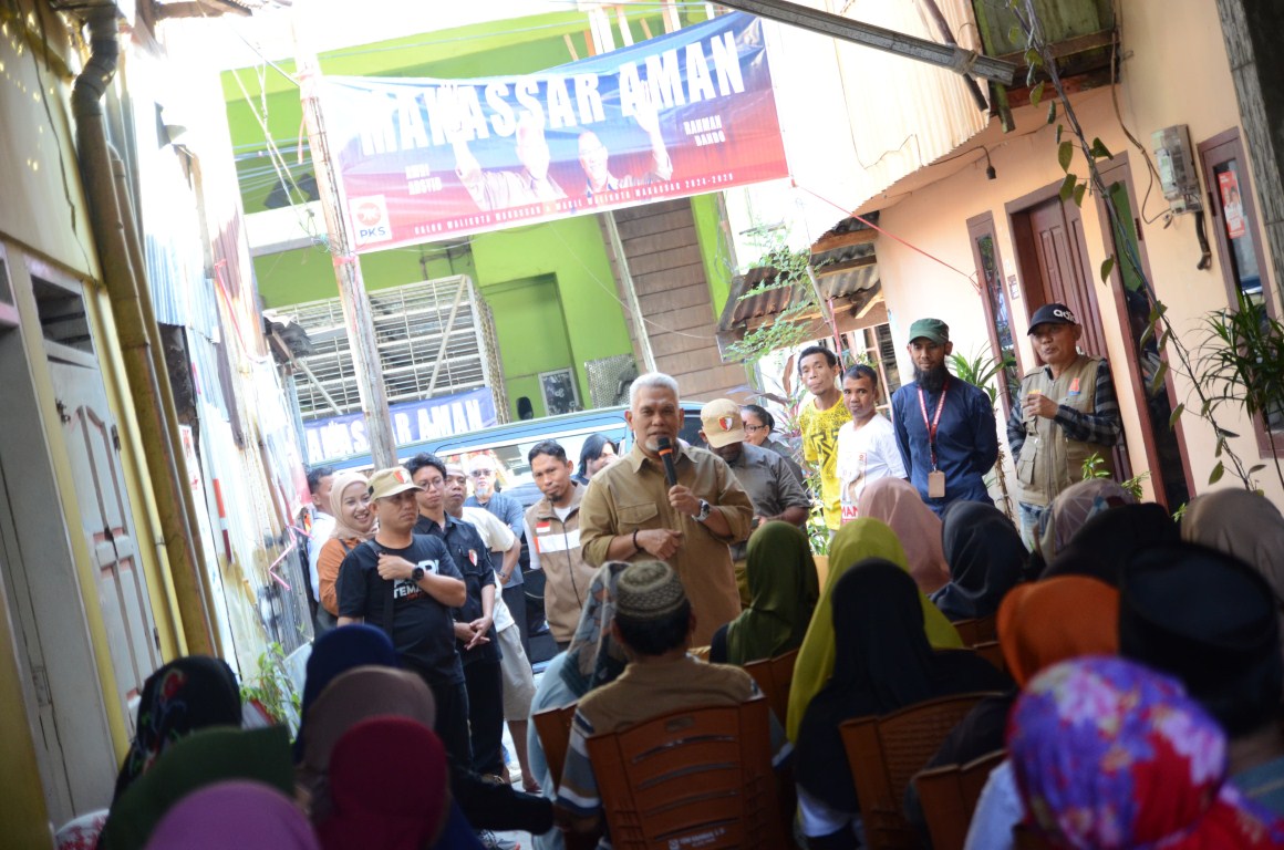 IST
JANJIKAN MODAL USAHA--Calon wali kota Makassar nomor urut empat Amri Arsyid menjanjikan modal usaha kepada emak emak ketika bersilaturahmi di Kelurahan Bara-barayya Utara, Kecamatan Makassar, Selasa (1/10)
