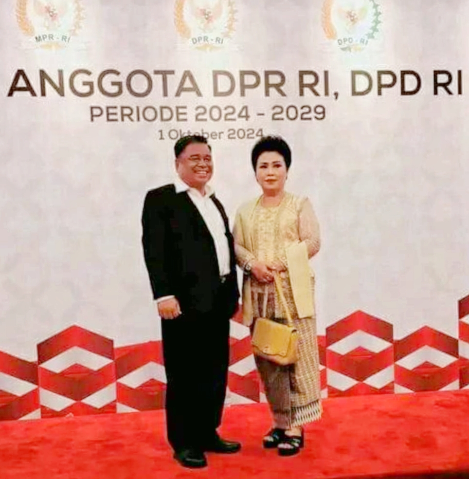 IST
BERSAMA ISTRI--Calon bupati Torut Johanis Bassang bersama sang istri Agustina Mangande usai menghadiri pelantikan Anggota DPR RI, Selasa (1/10)
