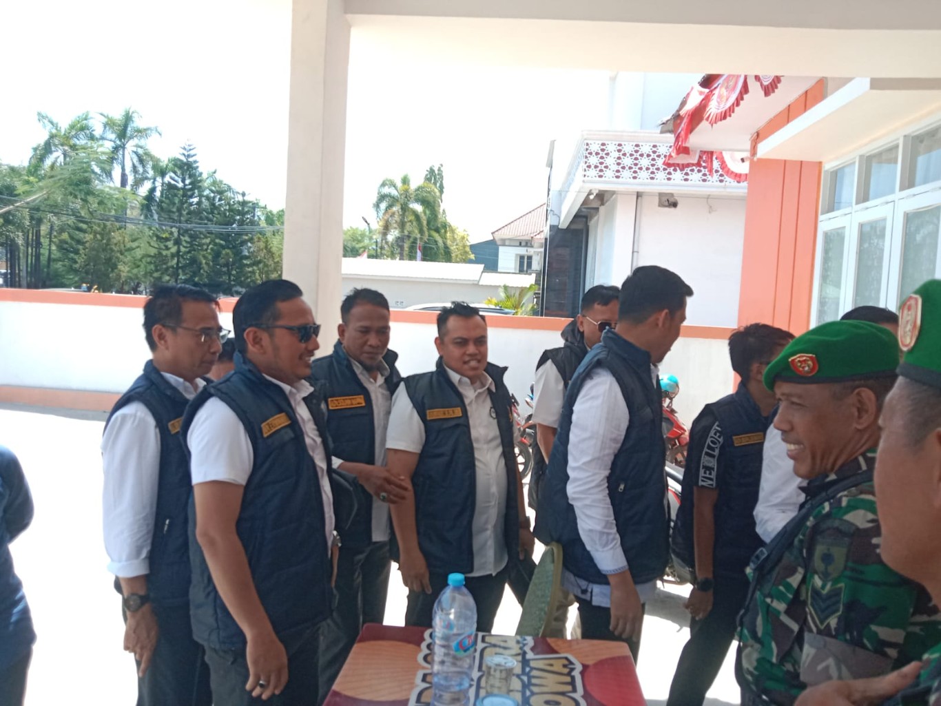 IST
PELANGGARAN NETRALITAS--Tim advokasi Paslon AURAMA' melaporkan dugaan pelanggaran netralitas yang melibatkan sejumlah ASN hingga oknum kepolisian ke Bawaslu Kabupaten Gowa, Rabu (2/10)