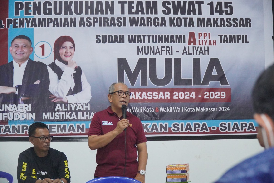 IST
PENGUKUHAN--Ketua tim pemenangan MULIA Ilham Arief Sirajuddin bersama TEAM SWAT 145 usai pengukuhan 
