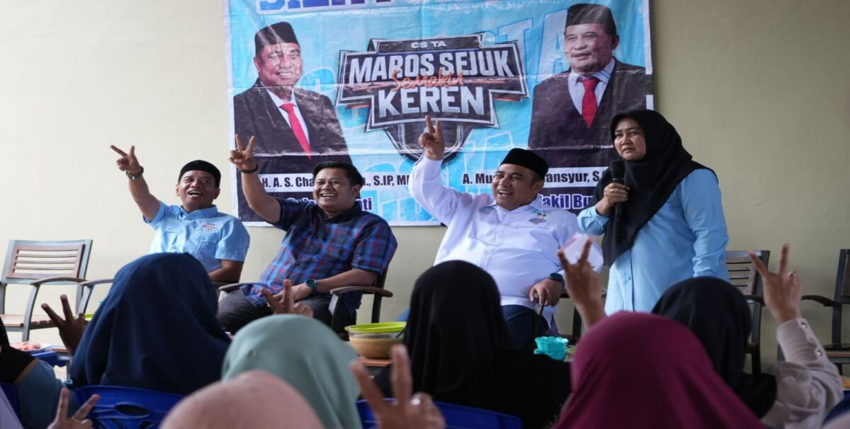 IST
ANGKAT DUA JARI--Paslon bupati dan wakil bupati Maros Chaidir Syam-Muetazim Mansyur mengangkat dua jari pada kegiatan silaturahmi dengan warga 
