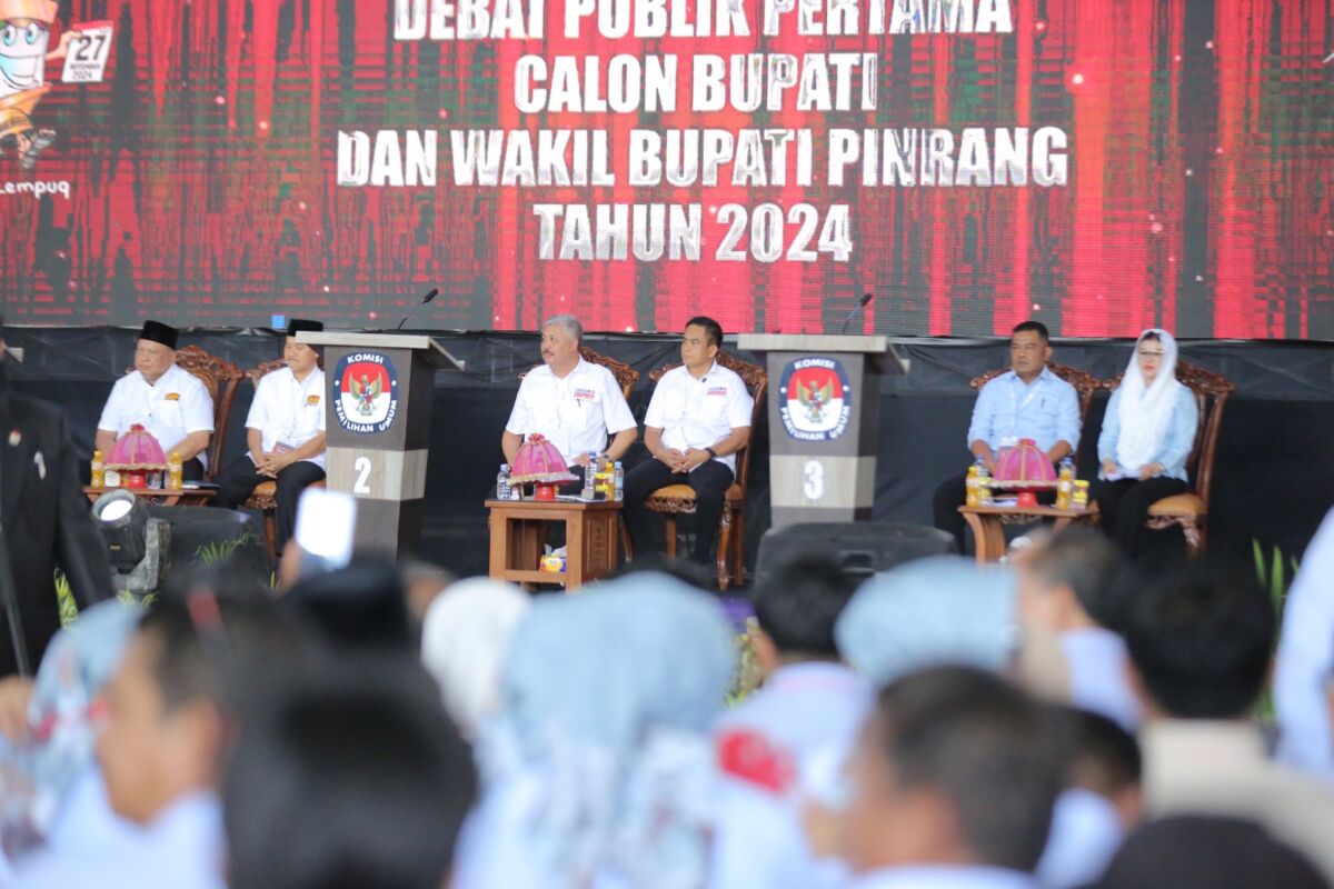 IST
MENGIKUTI DEBAT--Tiga pasangan calon bupati dan wakil bupati Pinrang mengukuti debat yang digelar KPU, Selasa (29/10)
