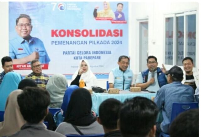 IST
MENGUNJUNGI--Paslon Erat Bersalam mengunjungi sekretariat Partai Gelora Parepare, Senin (28/10), sementara Andi Nurhaldin NH didampingi ketua DPD PAN Musdalifah Pawe menyapa warga di Kelurahan Bukit Indah 