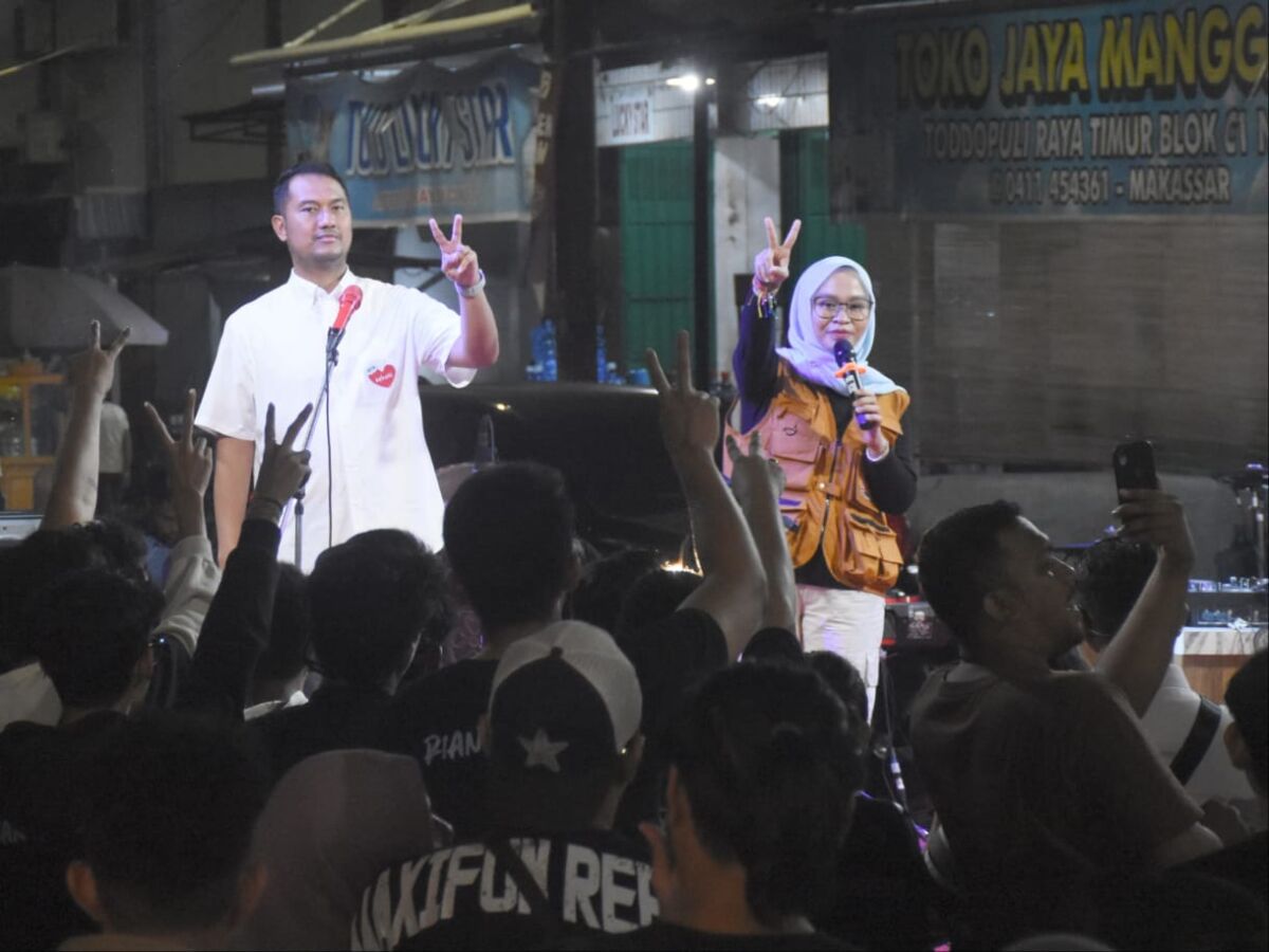 IST
HADIRI DEKLARASI--Paslon wali kota dan wakil wali kota Andi Seto Gadhista Asapa-Rezki Mulfiati Lutfi menghadiri deklarasi relawan Riang Gembira Sehati atau District 02 yang digelar di kawasan Jalan Anggrek Raya, Kecamatan Panakkukang, Senin (28/10) malam.
