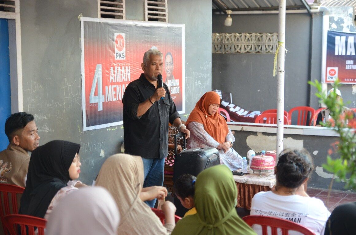 IST
SOSIALISASI--Calon wali kota Makassar Amri Arsyid bersosialisasi dihadapan puluhan warga jalan Faisal, Kecamatan Rappocini 
