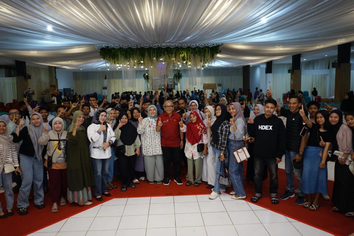 IST
HADIRI DEKLARASI--Calon wakil wali kota Makassar Aliyah Mustika bersama ketua tim Mulia Ilham Arief Sirajuddin menghadiri deklarasi dukungan dari warga Sultra yang berdomisili di Kota Makassar yang digelar di Gedung Lestari 45, Jl Urip Sumoharjo, Makassar, Selasa (29/10) malam
