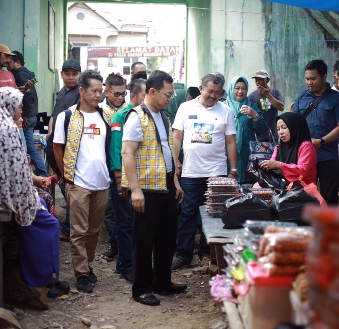 BKM/IST
SERAP ASPIRASI--Calon bupati Gowa Dr HM Amir Uskara didampingi timnya menyerap aspirasi warga Pasar Induk Malakaji 
