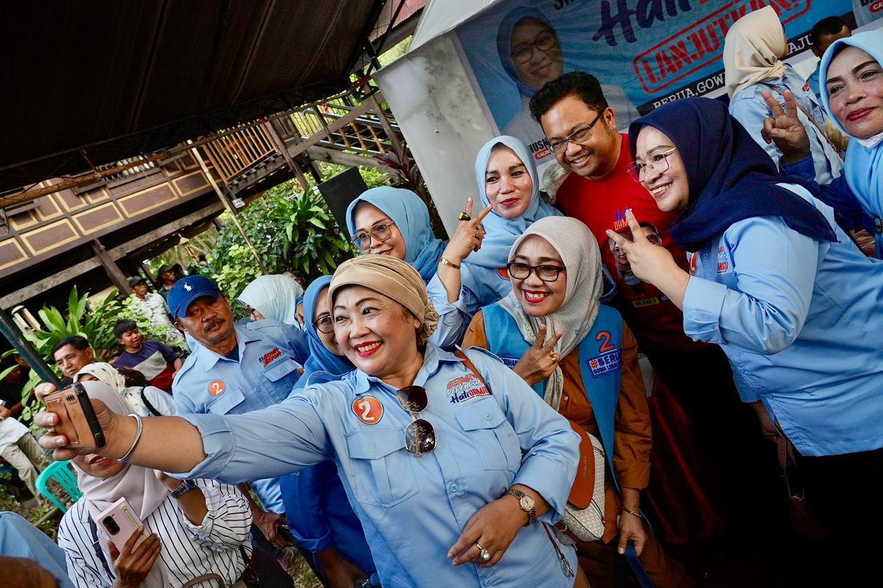 BKM/IST
KAMPANYE--Calon bupati Darmawangsyah Muin saat berkampanye di Kecamatan Bontonompo Selatan 
