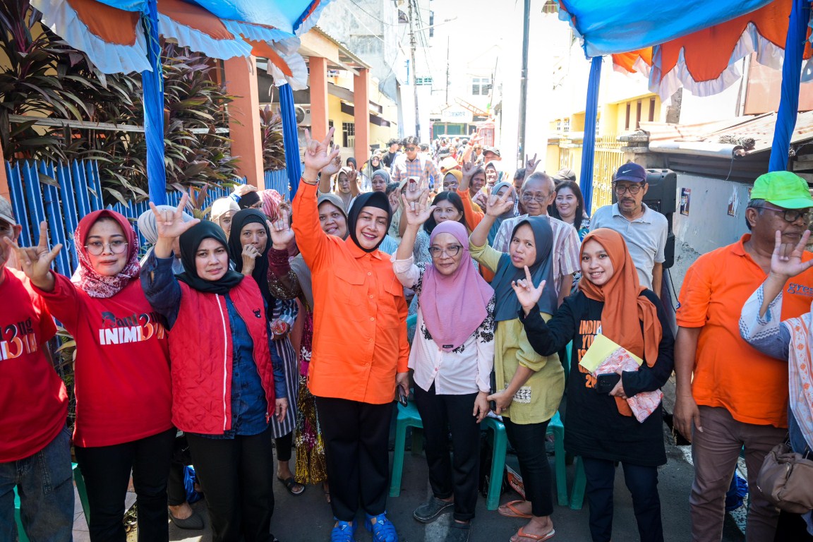IST
BERSAMA PENDUKUNG--Calon wali kota Makassar Indira Yusuf Ismail bersama para pendukungnya ketika berkampanye di Kelurahan Maradekaya, Kamis (3/10)
