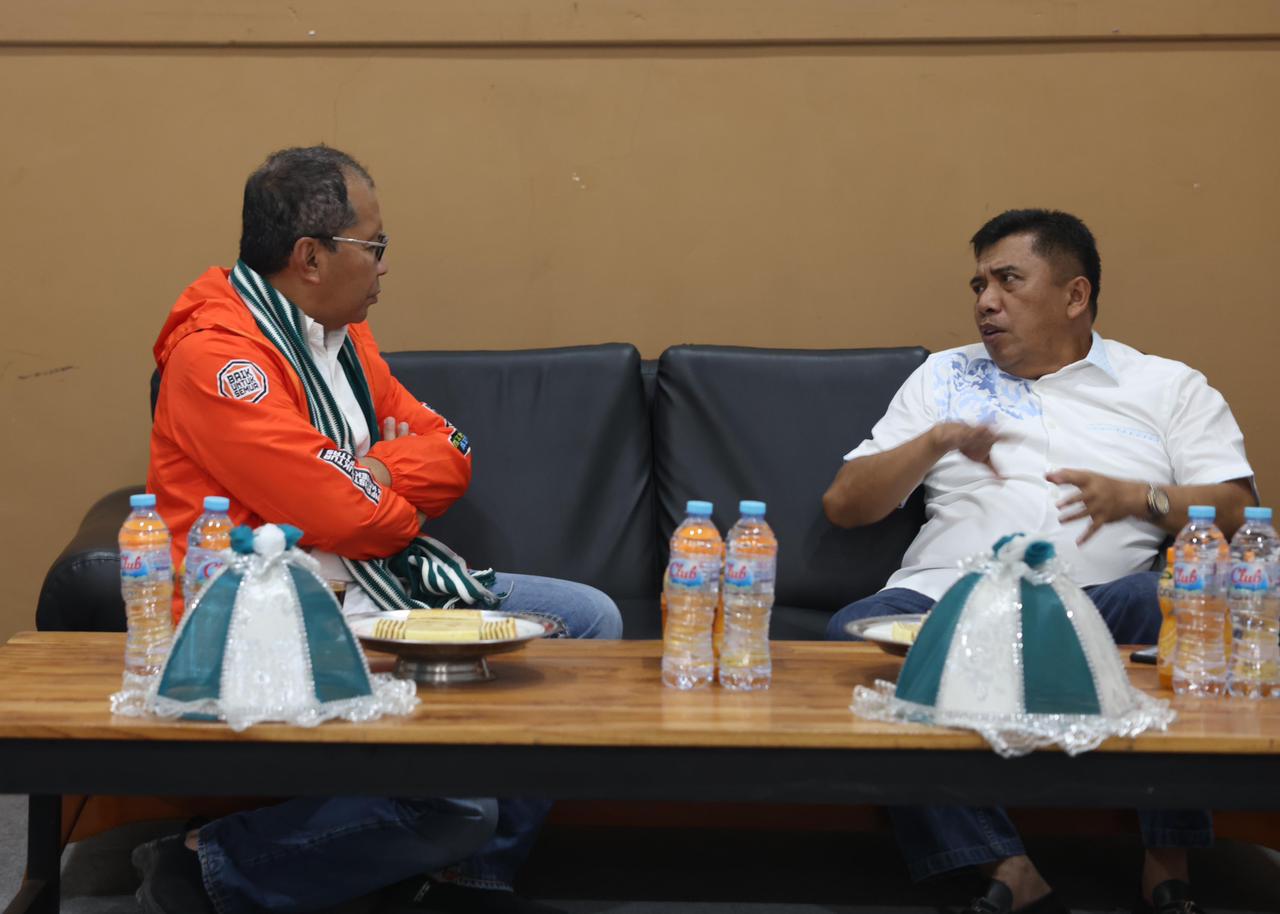 IST
MANTAN BUPATI-Cagub Danny Pomanto berbincang dengan mantan Bupati Maros dua periode HM Hatta Rahman.  