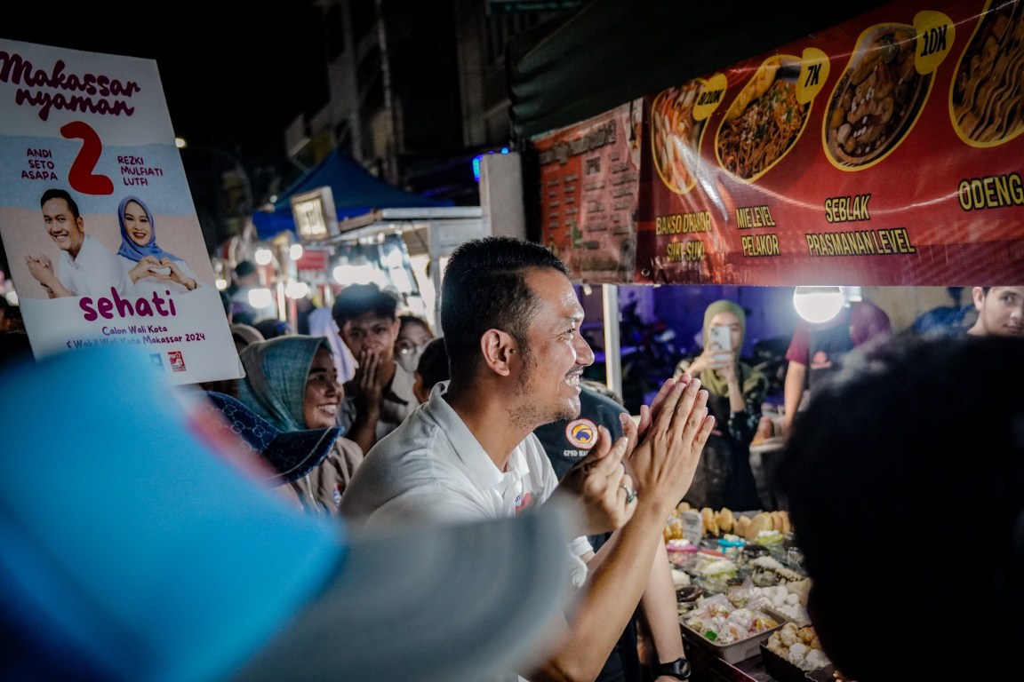 IST
SAPA WARGA--Politisi Gerindra selaku calon wali kota Makassar Andi Seto Asapa menyapa warga di lokasi wisata Street Food atau kuliner Pasar Cidu di Jalan Tinumbu, Kecamatan Ujung Tanah, Rabu (2/10) malam. 
