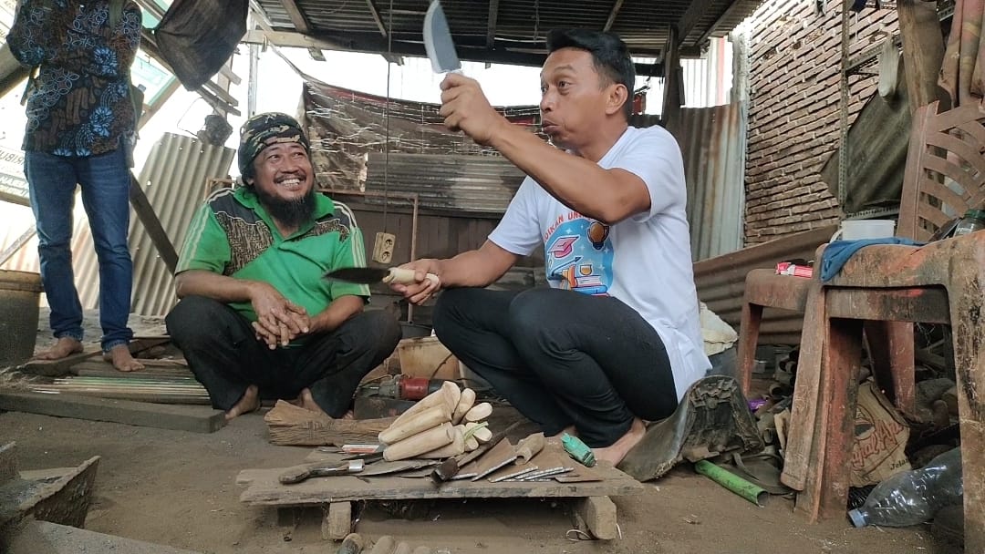 IST
MENGUNJUNGI--Calon bupati Sidrap Syaharuddin Alrif mengunjungi salah satu pengrajin pembuat pisau dan parang 
