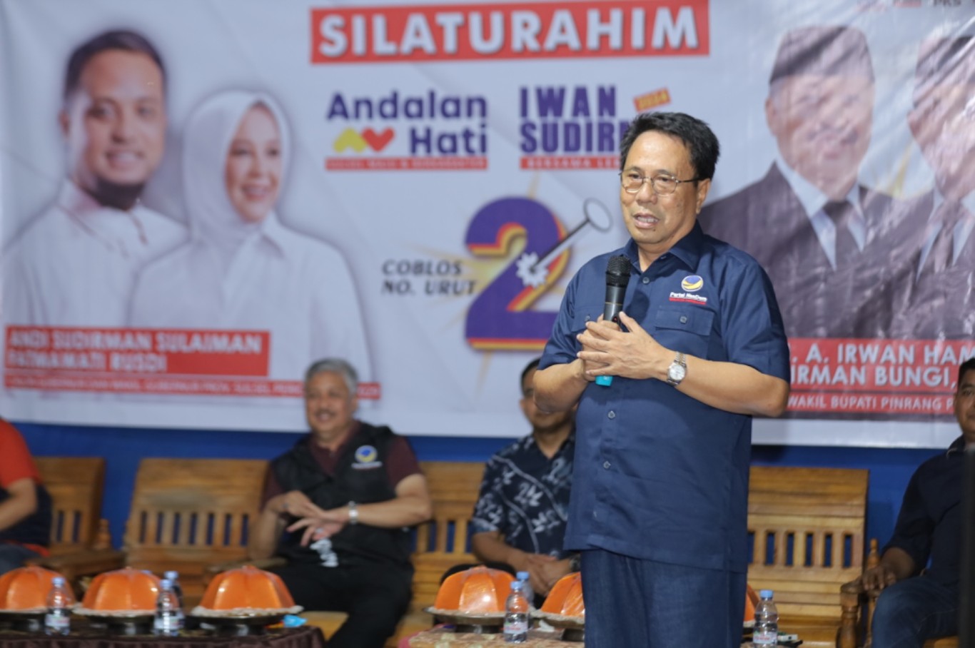 IST
MENGKAMPANYEKAN--Mantan Bupati Pinrang, Dr H.A.Aslam Patonangi ikut mengkampanyekan Irwan Hamid sebagai calon bupati 
