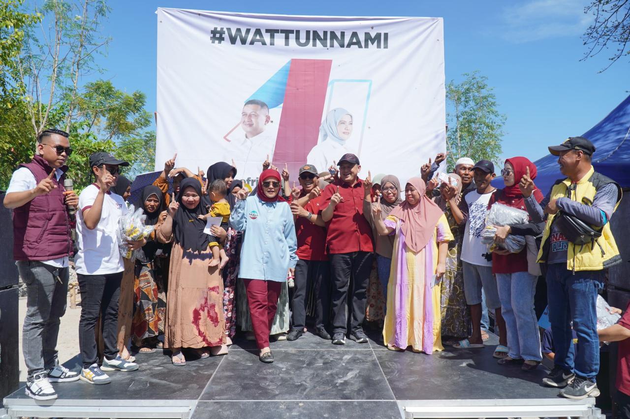 IST
SAMBANGI TIGA PULAU--Pasangan calon wali kota dan wakil wali kota Makassar, Munafri Arifuddin-Aliyah Mustika Ilham melakukan kampanye dengan menyambangi tiga pulau di Kecamatan Sangkarrang, Makassar, Jumat (4/10)
