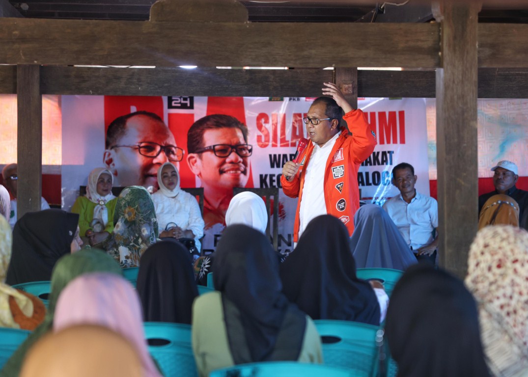 IST
KAMPANYE-Cagub nomor urut satu Moh Ramdhan Pomanto berkampanye di kolong rumah warga Kelurahan Balleanging, Kecamatan Balocci, Kabupaten Pangkep, Jumat (4/10) (atas). Di hari yang sama, cawagub nomor urut dua Fatmawati Rusdi berkunjung ke Yayasan Budi Luhur di Jalan  Andi Mappaodang, Makassar (bawah).