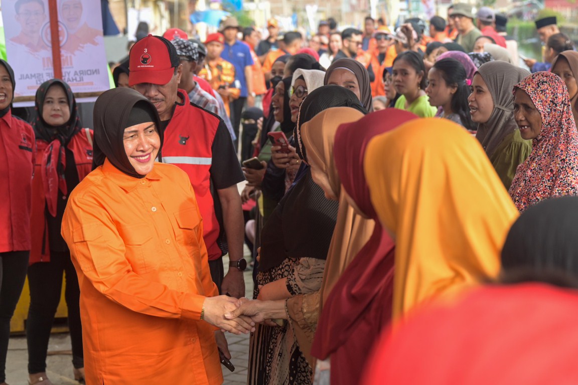 IST
BERI DUKUNGAN--Kelompok emak-emak memberikan dukungan kepada calon wali kota Makassar Indira Yusuf Ismail ketika hadir di Kecamatan Mariso 
