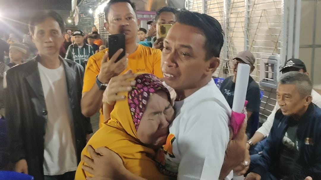 IST
SAMBUT FENGAT TANGIS--Seorang warga empagae Indo Tang menyambut dengan tangis haru dan memeluk erat calon bupati Sidrap H. Syaharuddin Alrif ketika baru tiba dilokasi kampanye 