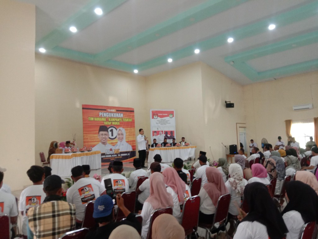 IST
KUKUHKAN--Pasangan calon bupati dan wakil bupati Gowa Amir Uskara-Irmawati Haeruddin mengukuhkan tim pemenangan kecamatan Bonsel di Gedung Serbaguna Aklemadiba, Kelurahan Bontonompo, Senin (7/10)
