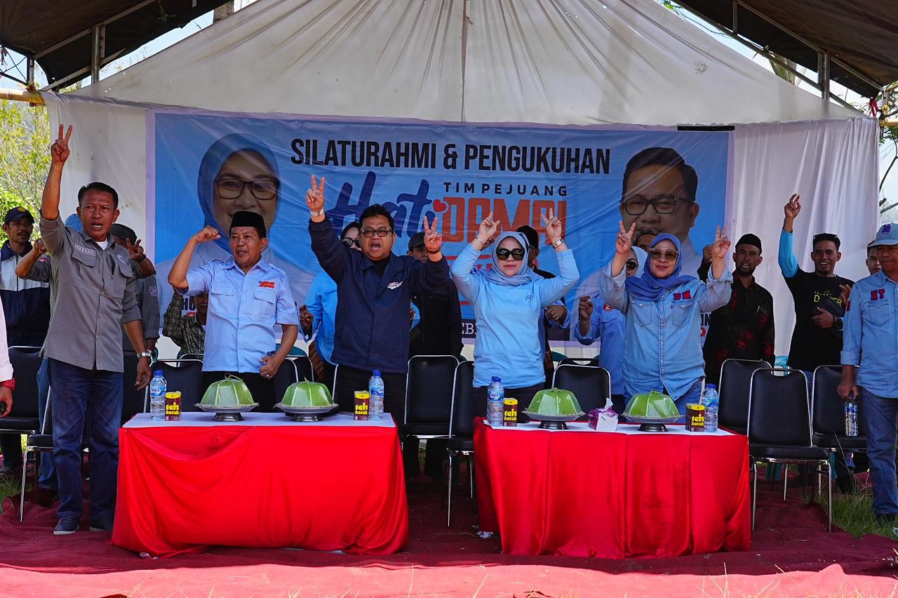 IST
MENGUKUHKAN--Politisi Partai Gerindra yang juga calon wakil bupati Gowa Darmawangsyah Muin mengukuhkan tim pemenangan di Desa Bolaromang, Kecamatan Tombolopao (kiri) 
