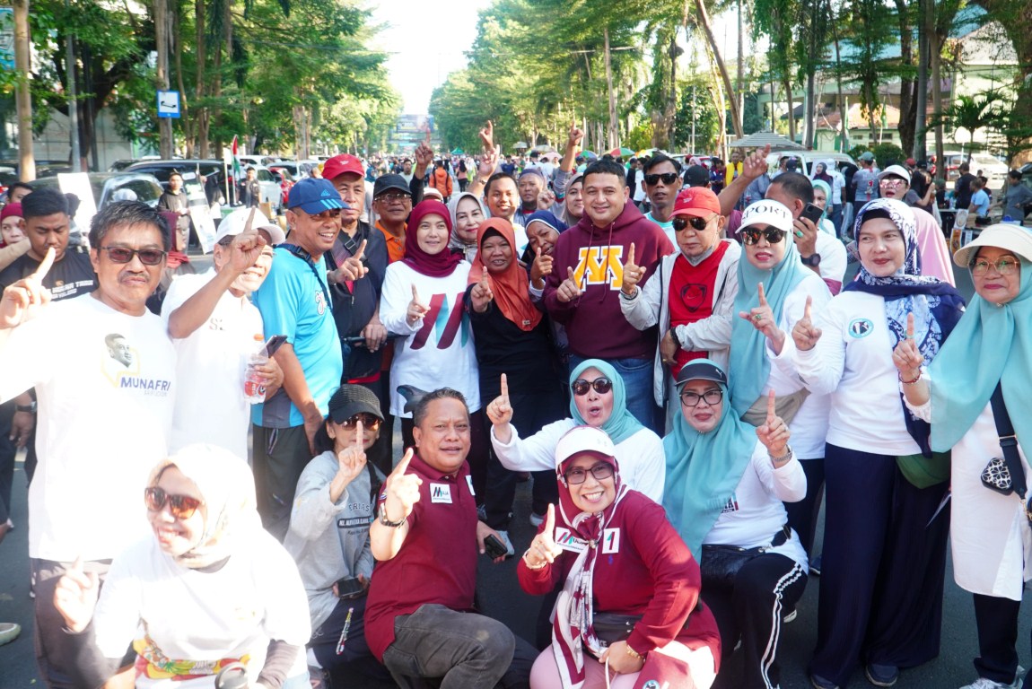 IST
DISERBU WARGA--Pasangan calon wali kota dan wakil wali kota Makassar Munafri Arifuddin-Aliyah Mustika Ilham diserbu warga berswafoto di CFD Sudirman 
