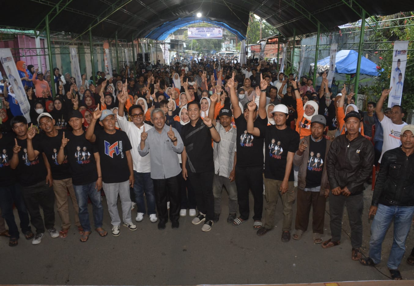 IST
LAKUKAN KAMPANYE--Calon bupati Enrekang Mitra Fachruddin ketika melakukan kampanye dan pengukuhan tim di Baraka 

