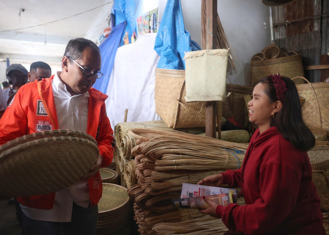 IST
DI PASAR-Cagub Sulsel Moh Ramdhan Pomanto mengunjungi Pasar Bolu ketika melakukan kampanye di Toraja. Ia berbelanja barang dagangan yang dijual di pasar ini. 