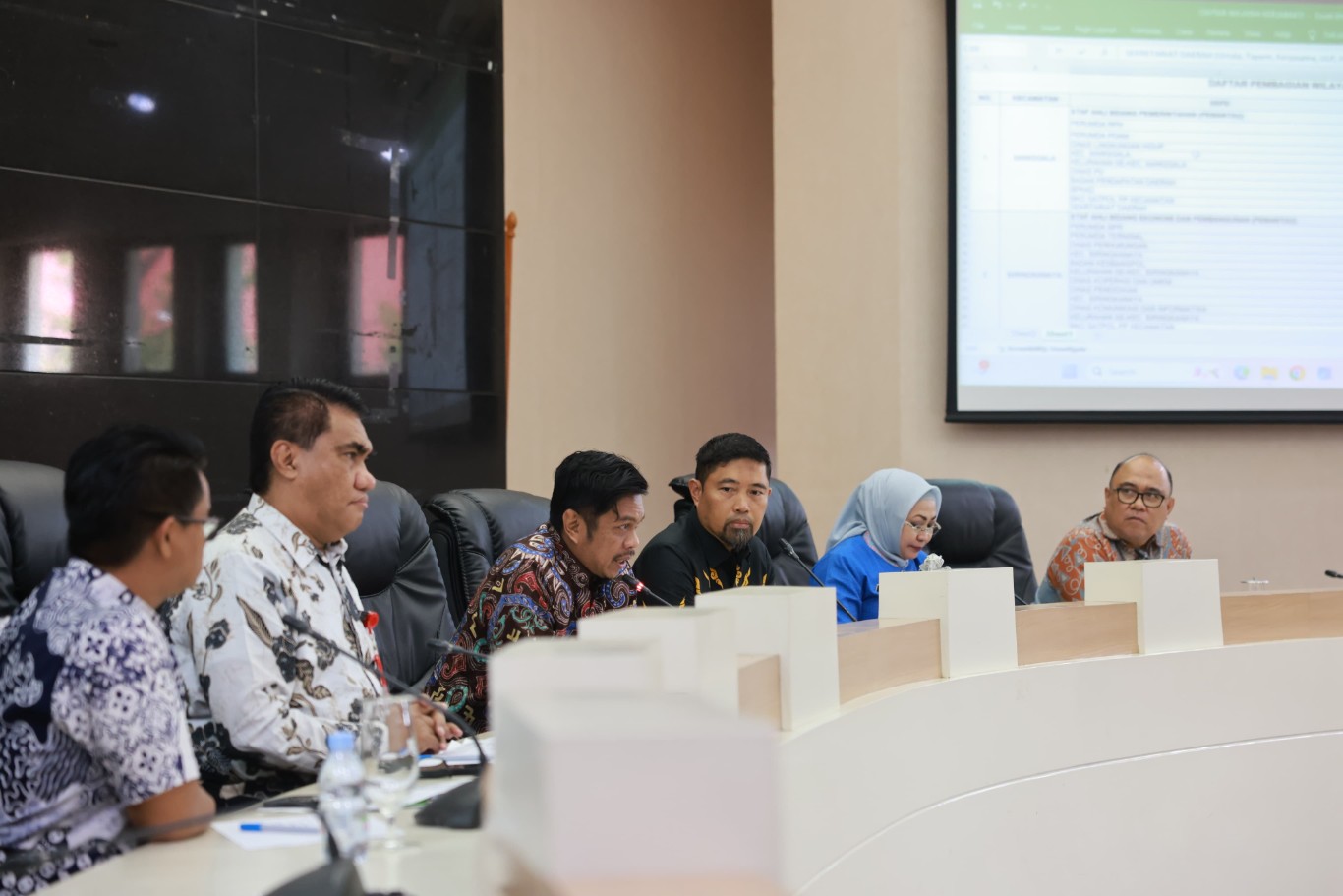 ist
INSTRUKSIKAN--Pjs Wali Kota Makassar Andi Arwin Azis memimpin rakor terkait pelaksanaan kegiatan Sabtu Bersih di kantor balai kota,Kamis (3/10).Arwin mengistruksikan seluruh ASN melakukan kegiatan tersebut.