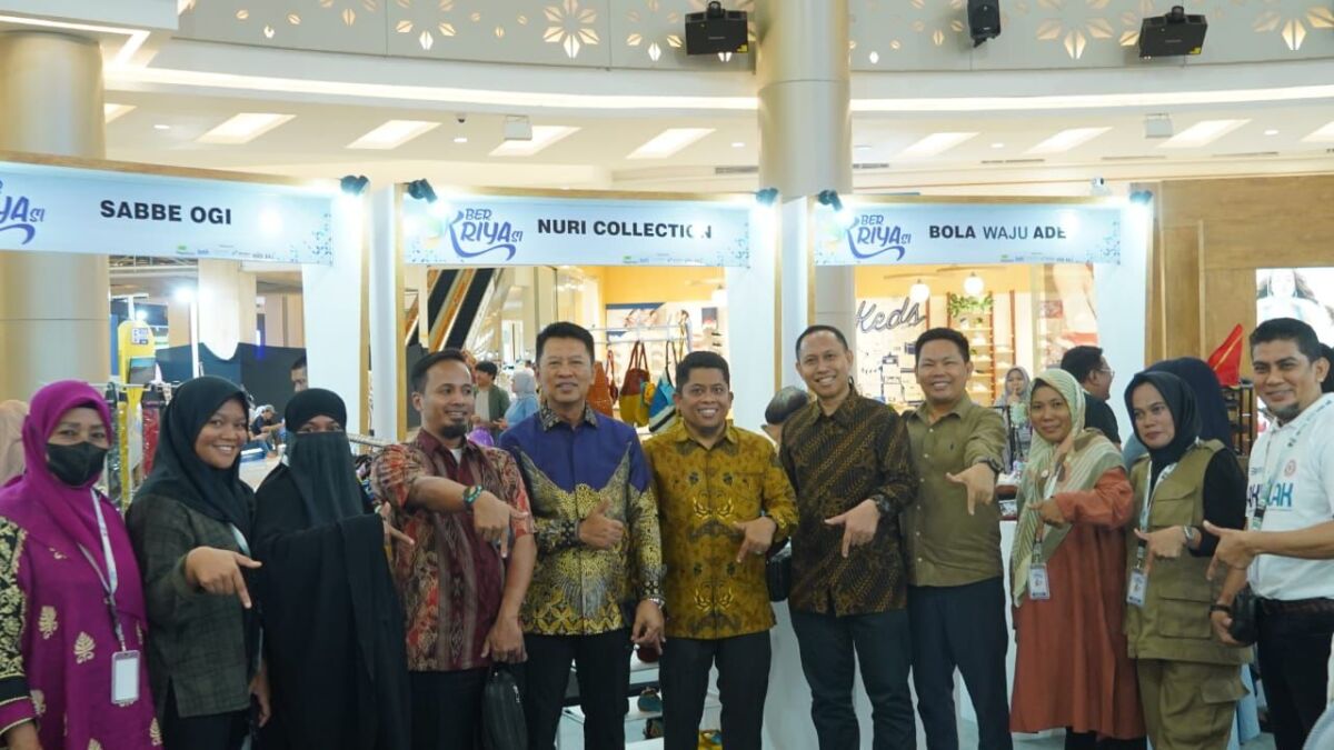 BERKRIYASI -- Direktur Keuangan PT Semen Tonasa, Anis (enam dari kanan) bersama Direktur Operasi, Mochamad Alfin Zaini, GM KLGRC, Muh Akhdharisa, dan unsur manajemen PT Semen Tonasa lainnya, foto bersama di depan stand Semen Tonasa yang mengikutkan lima mitra binaannya pada acara Bazar BUMN 'BerKriyasi'.
